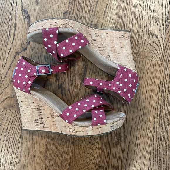 Tom’s Red Polka Dot Linen Wedge Sandals - Picture 4 of 5